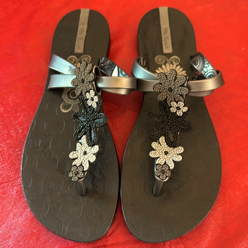 Ipanema Floral thong Sandals size 9